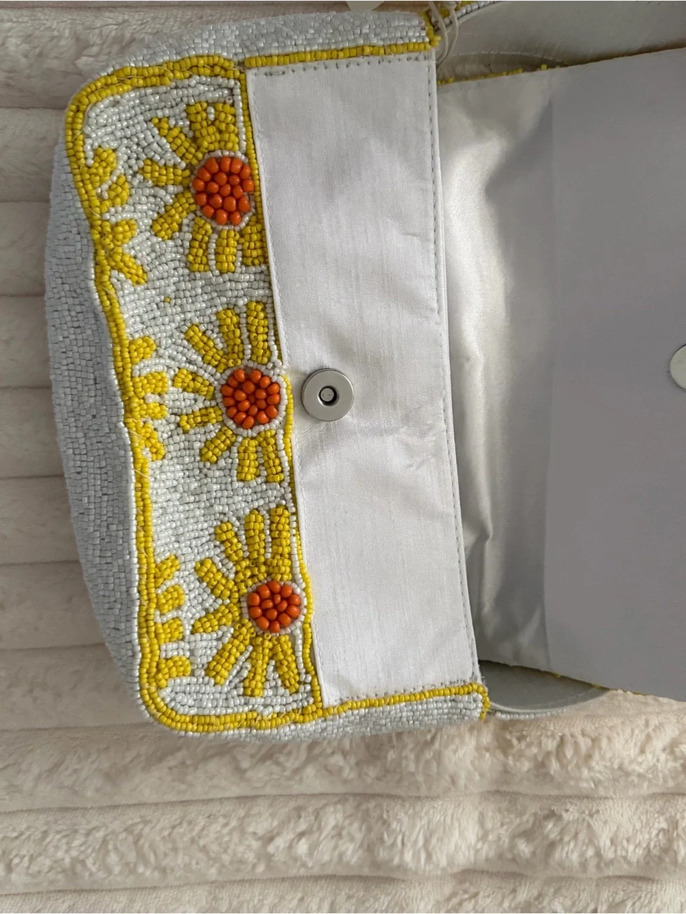 Beaded Daisy Crossbody Bag in White and Yellow - Unbranded